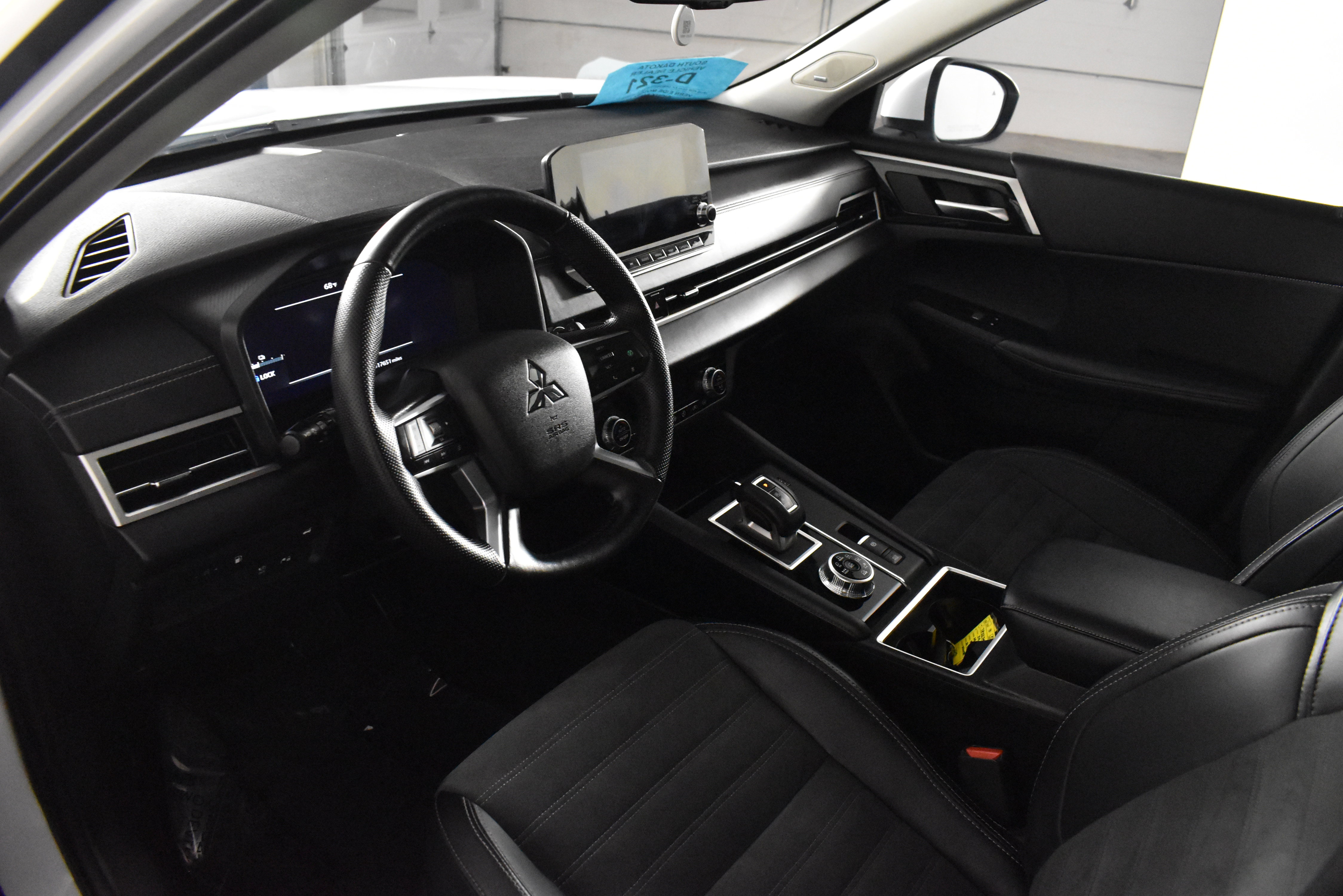 Used 2024 Mitsubishi Outlander SE image 2