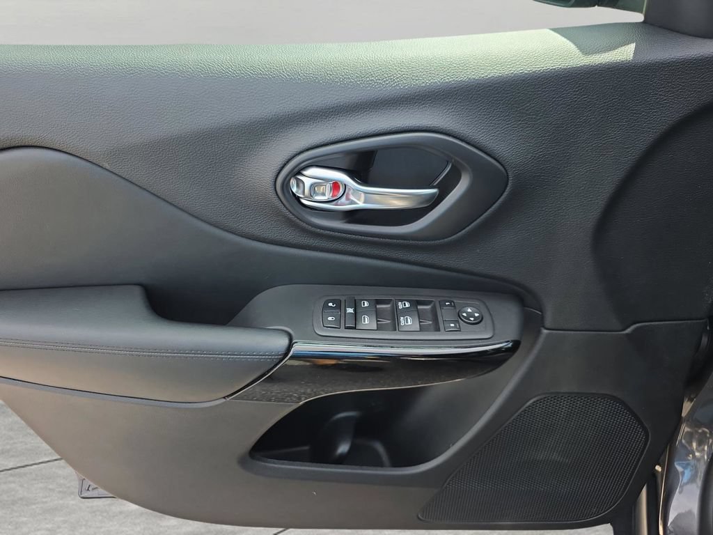 Used 2021 Jeep Cherokee Latitude Plus FWD image 15
