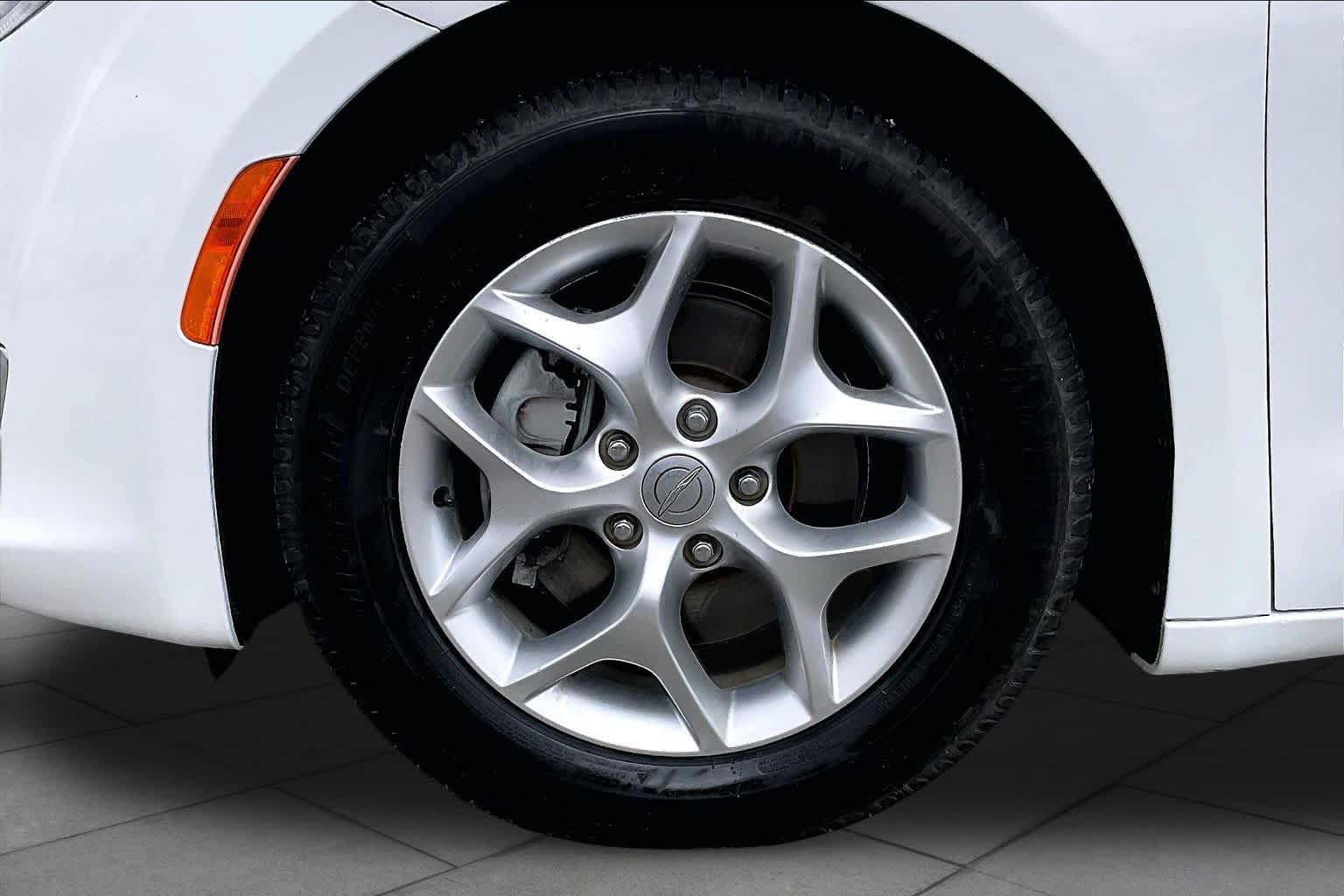 Used 2020 Chrysler Pacifica Touring-L Plus w/ Tire & Wheel Group FWD image 11