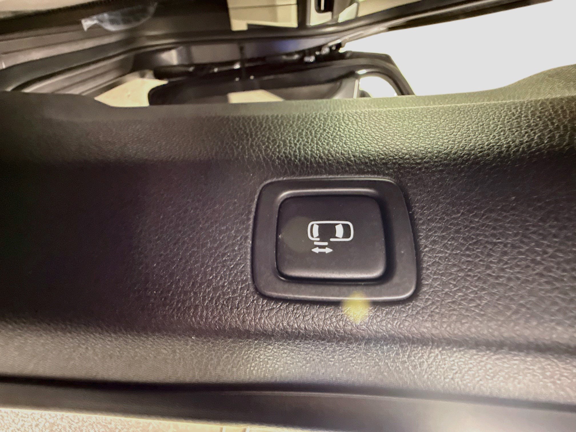 Used 2023 Kia Carnival LX FWD image 40
