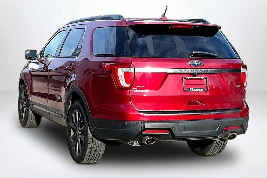 Used 2018 Ford Explorer XLT w/ XLT Appearance Package AWD/4WD image 4