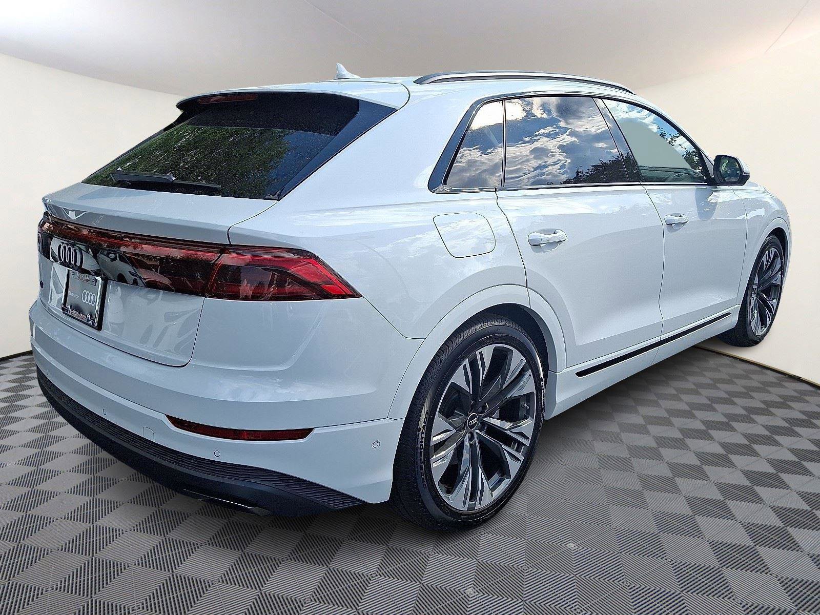 Used 2025 Audi Q8 Prestige w/ Prestige Package image 6
