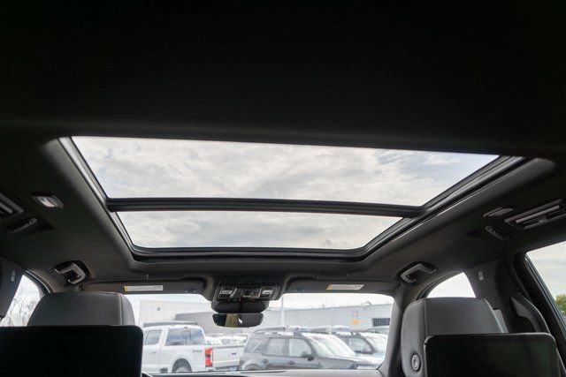 Used 2024 Cadillac Escalade Premium Luxury w/ Performance Package image 19