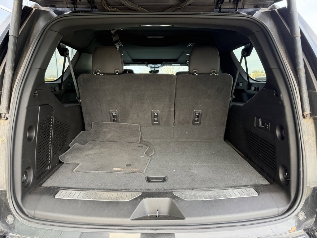 Used 2023 Chevrolet Suburban High Country image 10