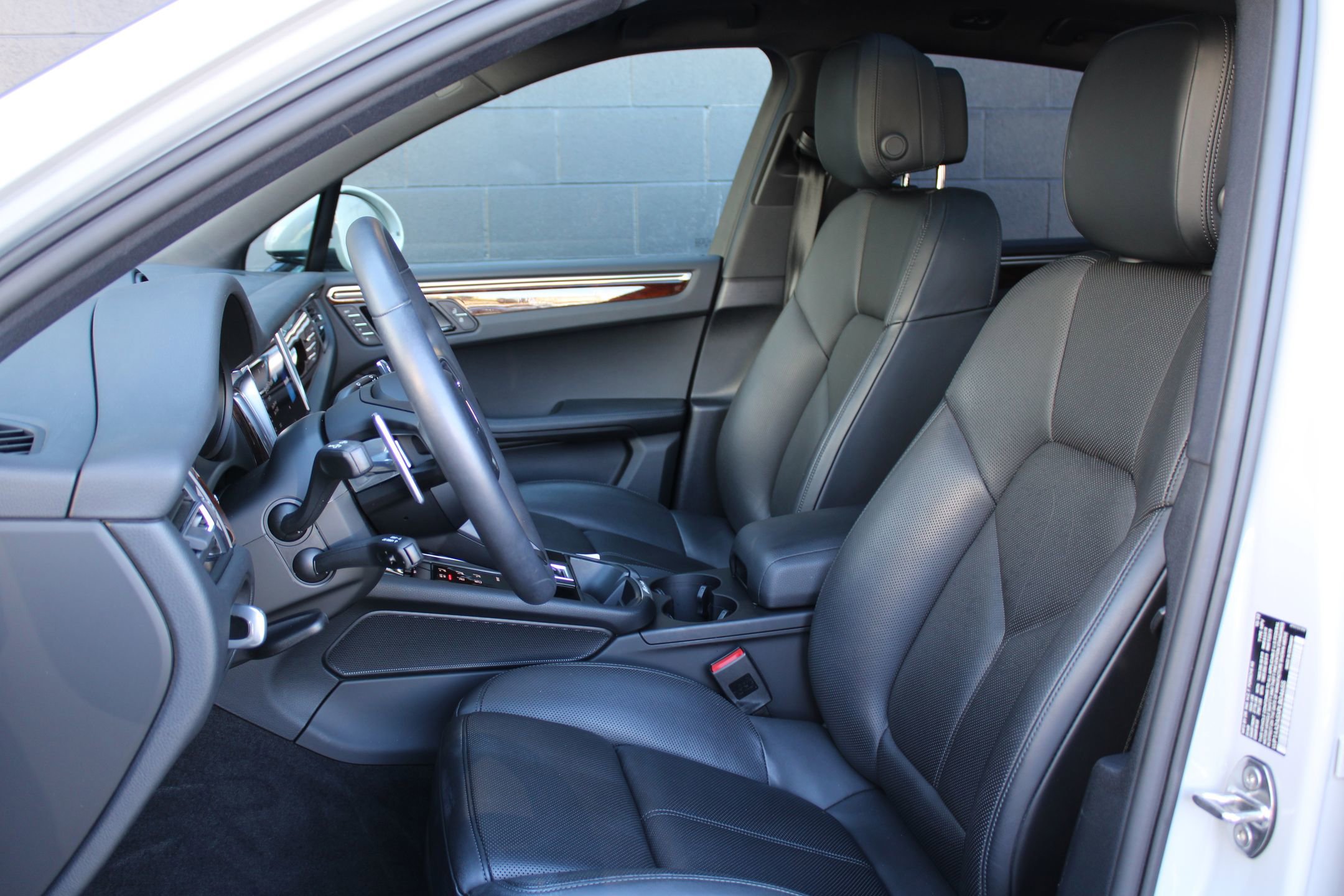 Certified 2023 Porsche Macan image 5