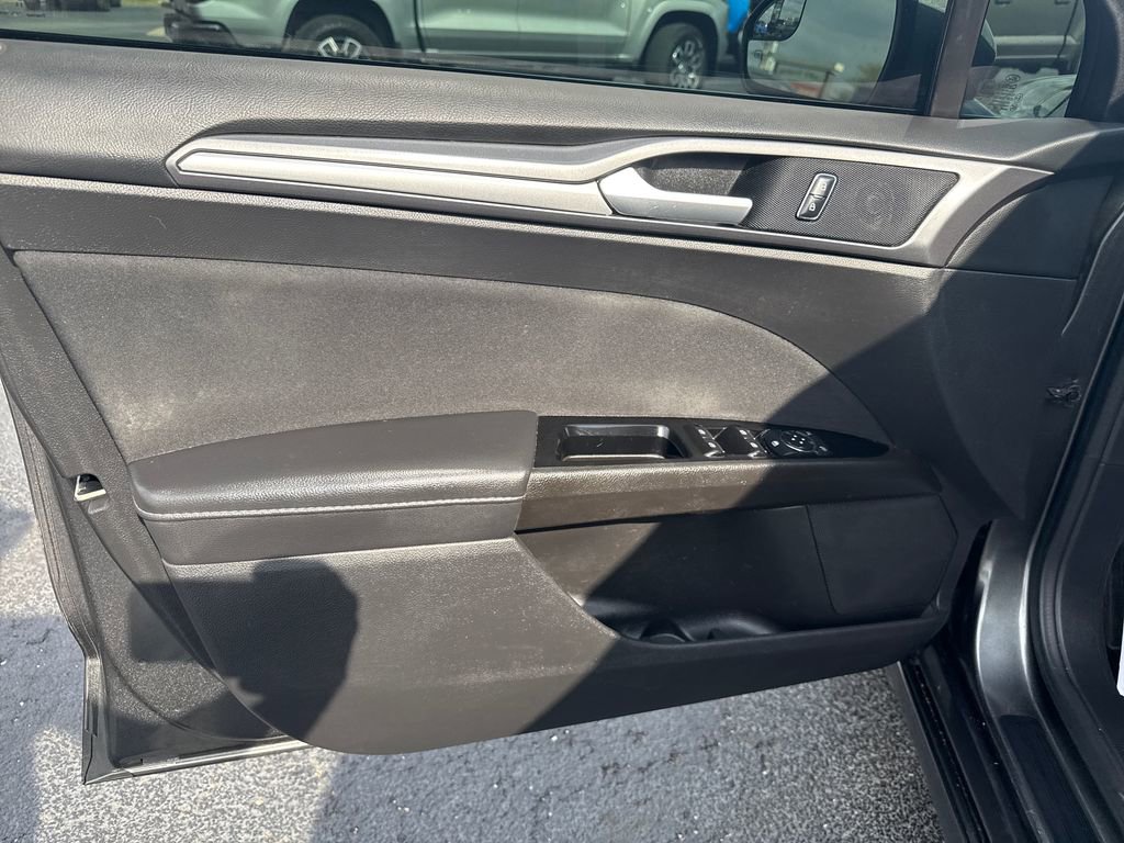 Used 2016 Ford Fusion SE image 11