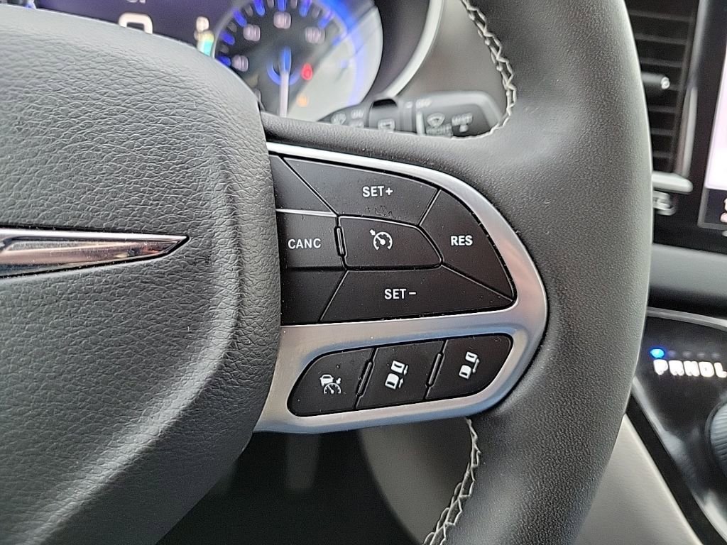 Used 2024 Chrysler Pacifica Touring-L FWD image 26