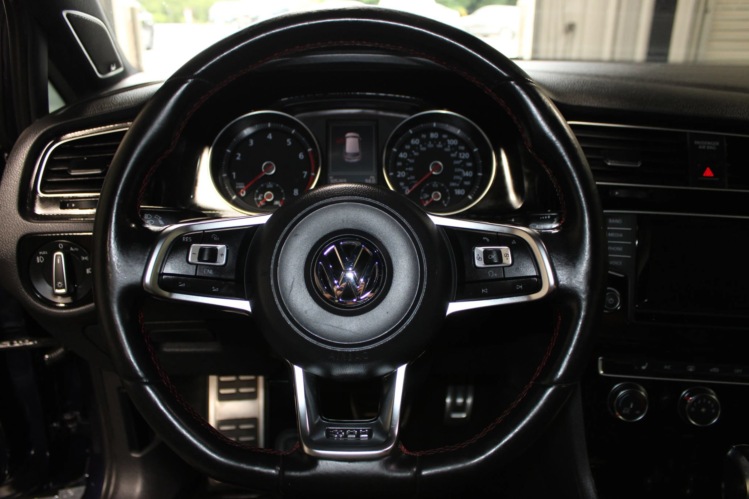 Used 2015 Volkswagen GTI SE FWD image 11