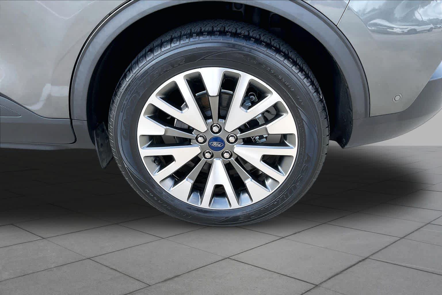 Used 2020 Ford Escape Titanium FWD image 11