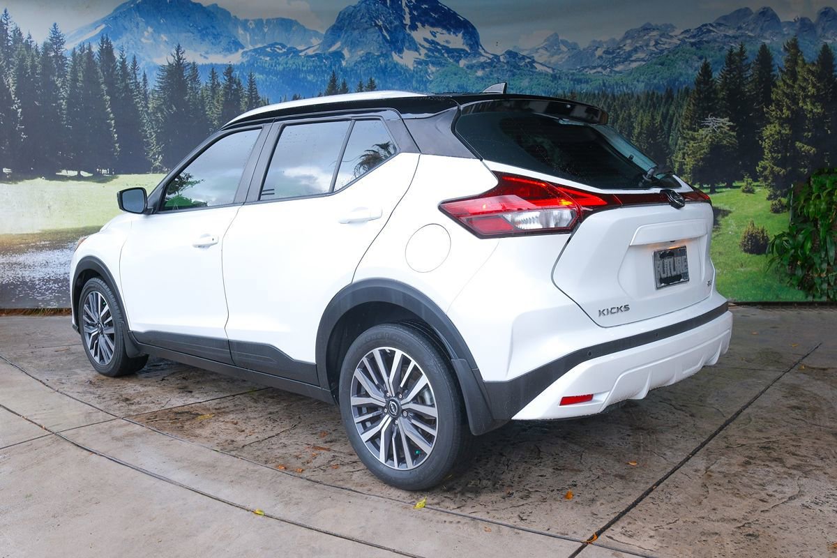Used 2022 Nissan Kicks SV image 4