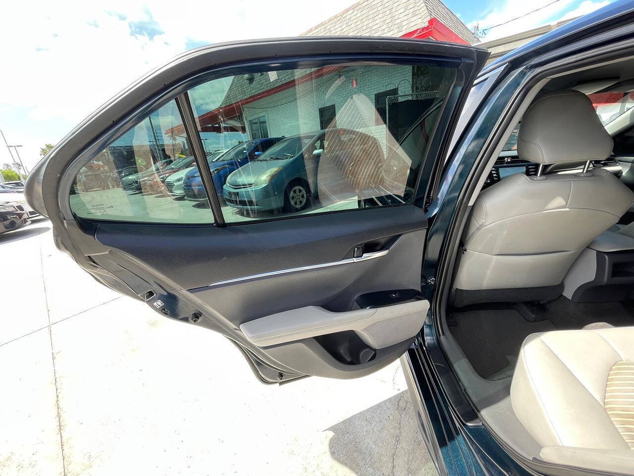 Used 2019 Toyota Camry SE w/ Convenience Package FWD image 14