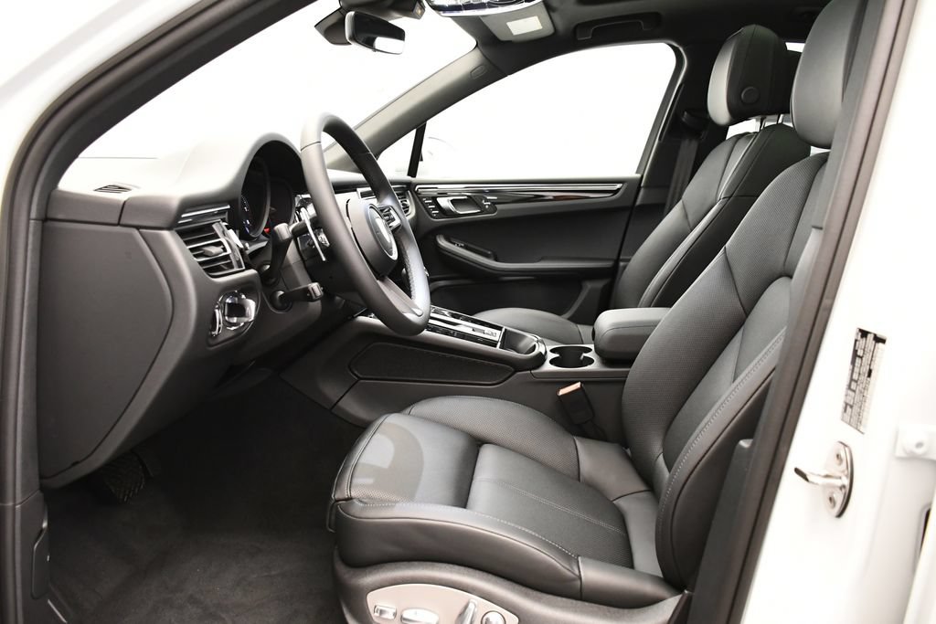 Certified 2026 Porsche Macan AWD/4WD image 5