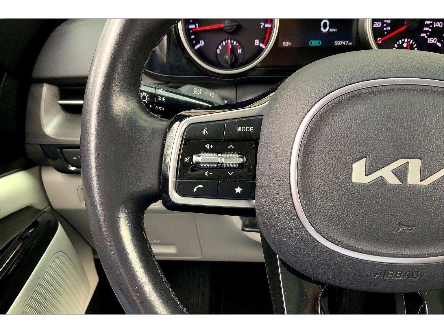 Used 2023 Kia Carnival EX image 17