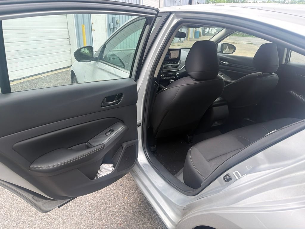 Used 2024 Nissan Altima 2.5 SV w/ SV Premium Package AWD/4WD image 16