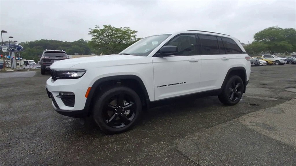 Certified 2025 Jeep Grand Cherokee Limited w/ Black Appearance Package image 4