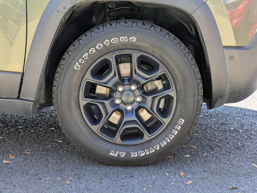 Used 2020 Jeep Cherokee Trailhawk w/ Technology Group AWD/4WD image 11