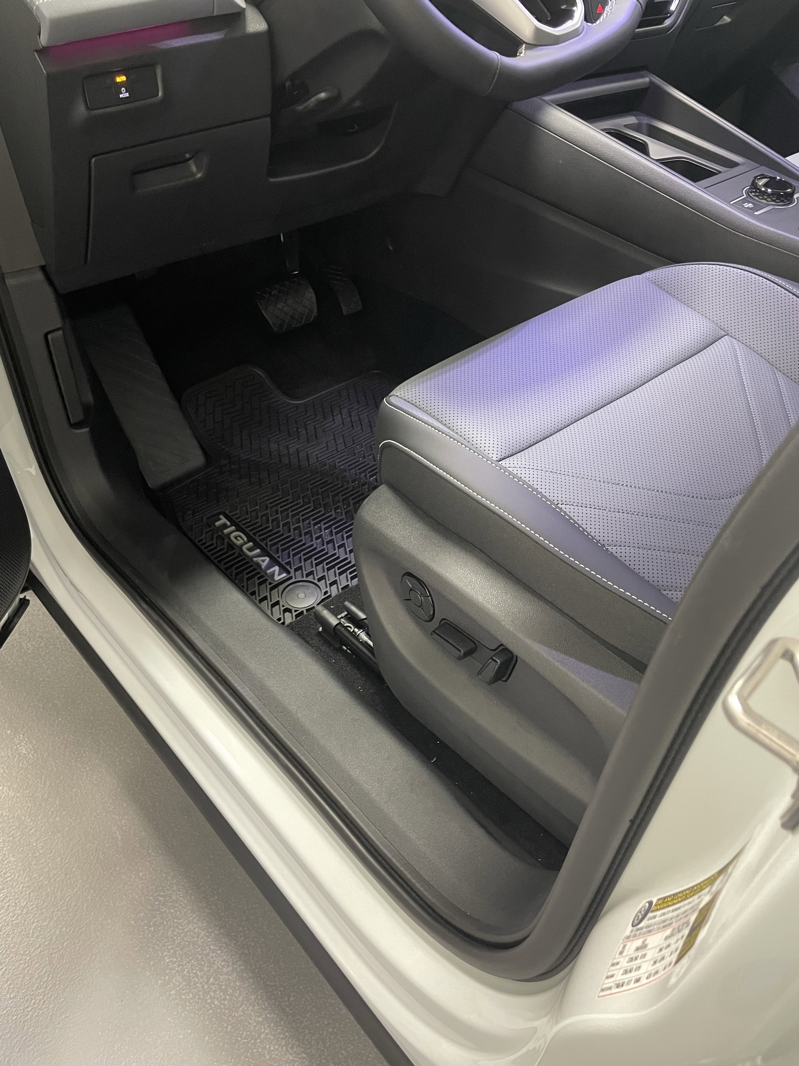 New 2025 Volkswagen Tiguan SE image 6