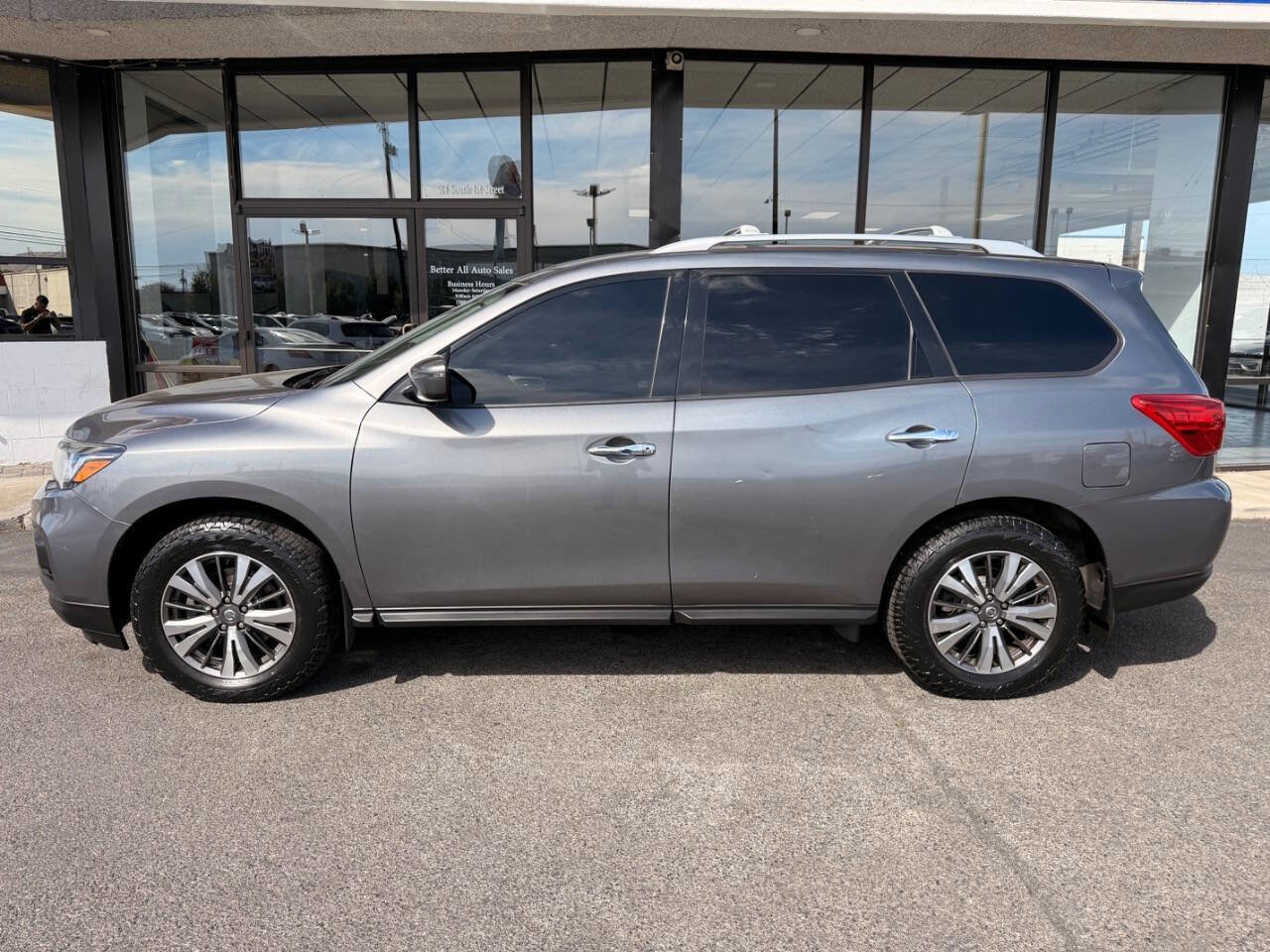 Used 2020 Nissan Pathfinder S AWD/4WD image 2