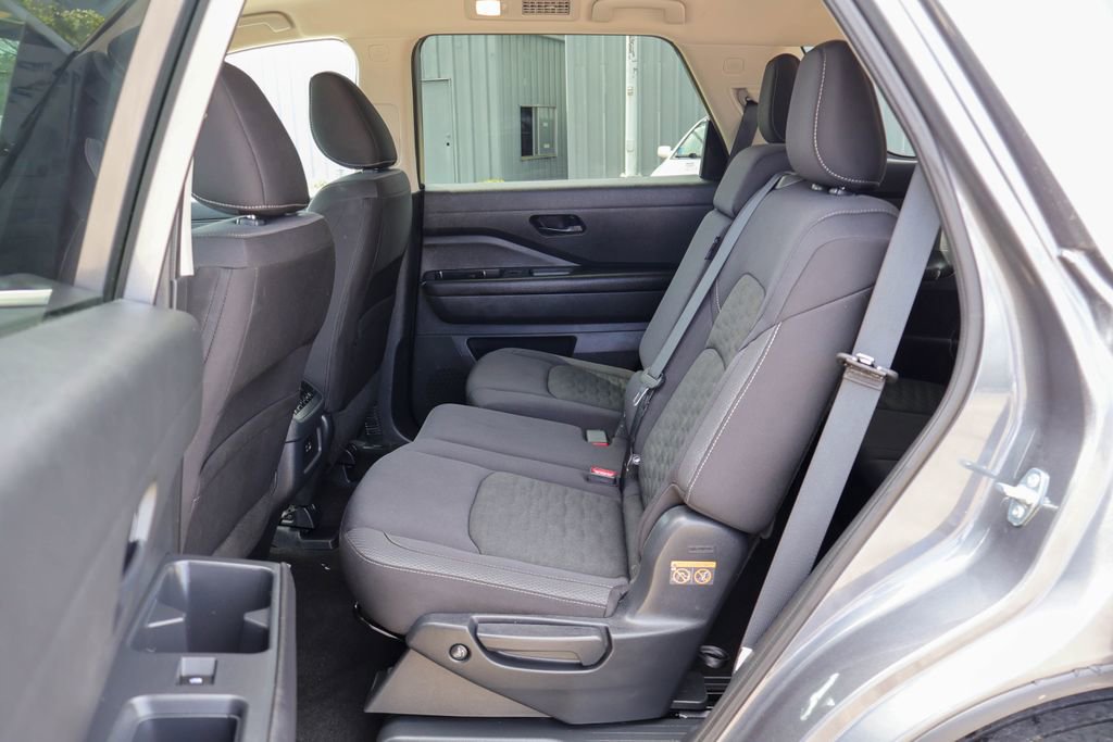 Used 2025 Nissan Pathfinder SV image 9