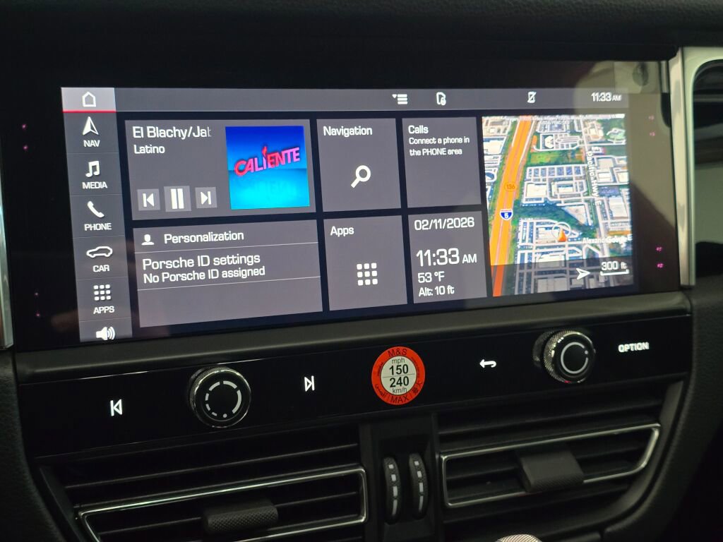 Certified 2025 Porsche Macan image 16