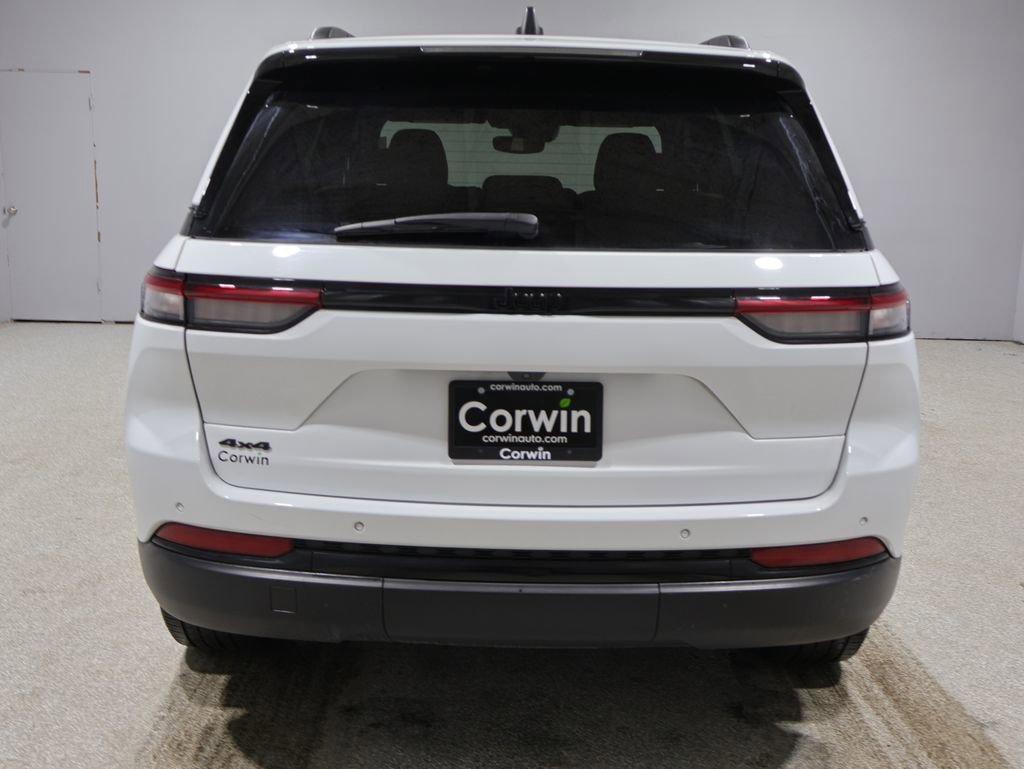 Used 2023 Jeep Grand Cherokee Altitude image 3