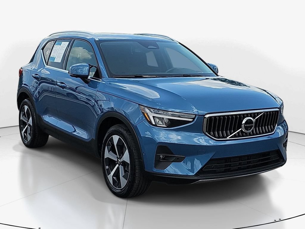 Used 2025 Volvo XC40 B5 Plus AWD/4WD video 3