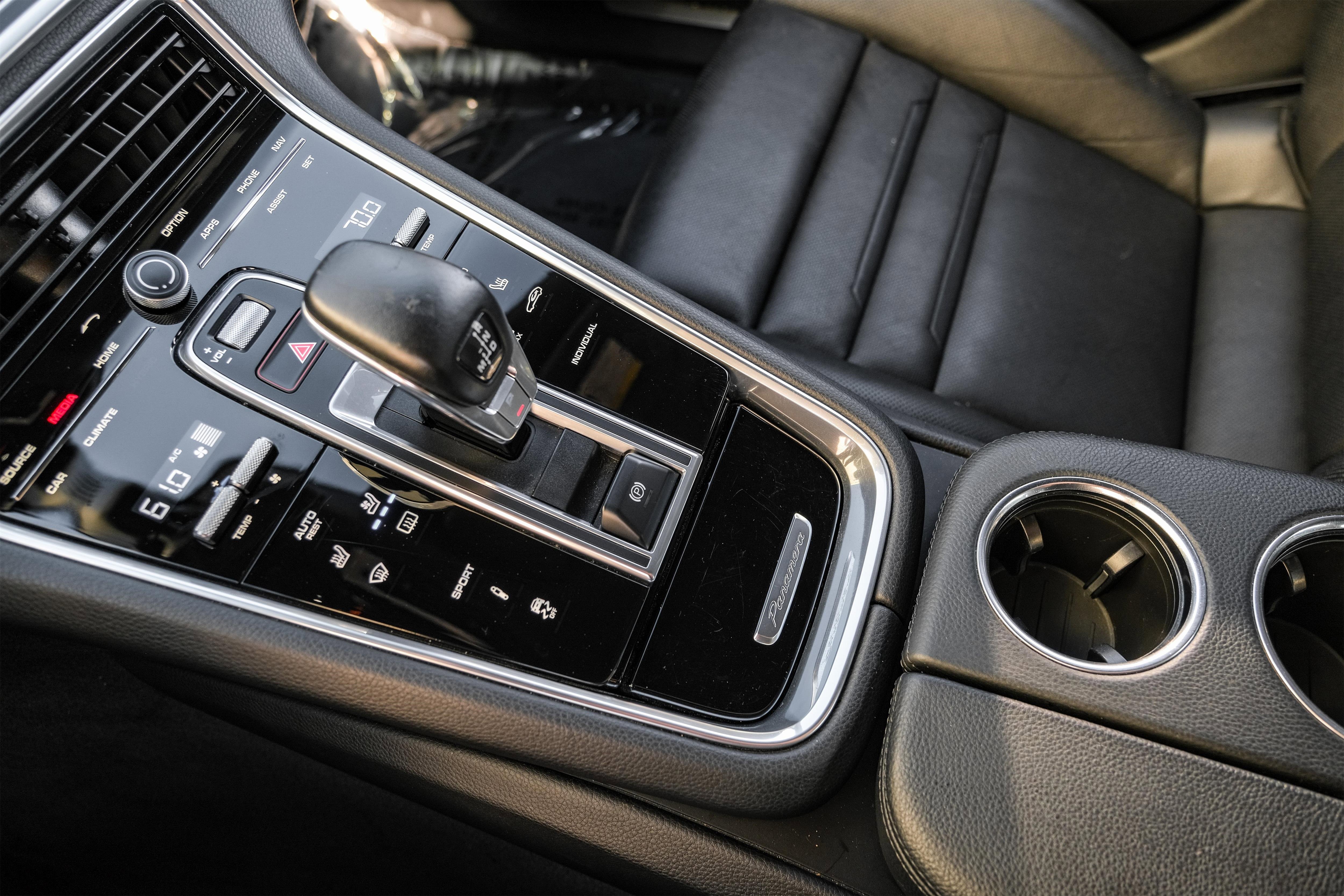 Used 2018 Porsche Panamera image 24