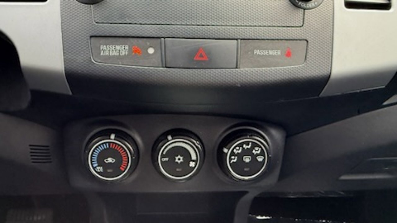 Used 2012 Mitsubishi Outlander SE image 24