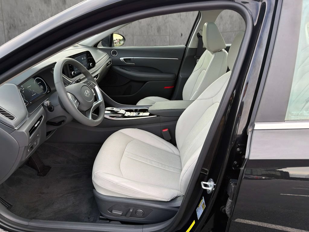 Used 2020 Hyundai Sonata SEL w/ Premium + Sunroof Package FWD image 18