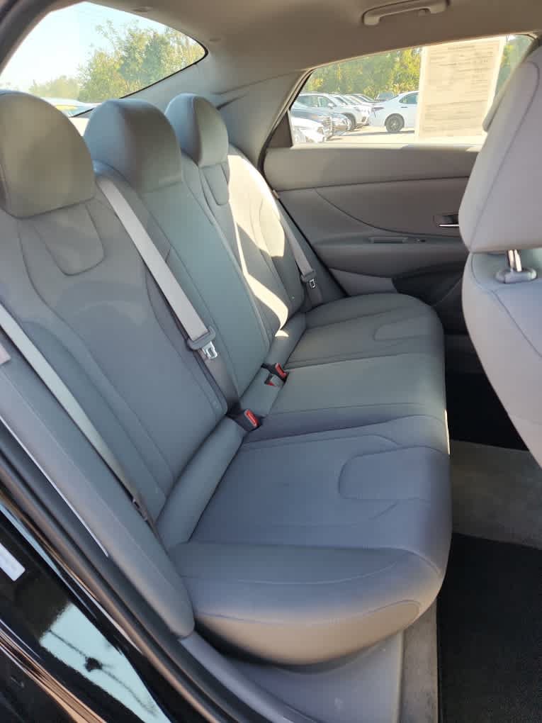 Used 2025 Hyundai Elantra SE FWD image 22