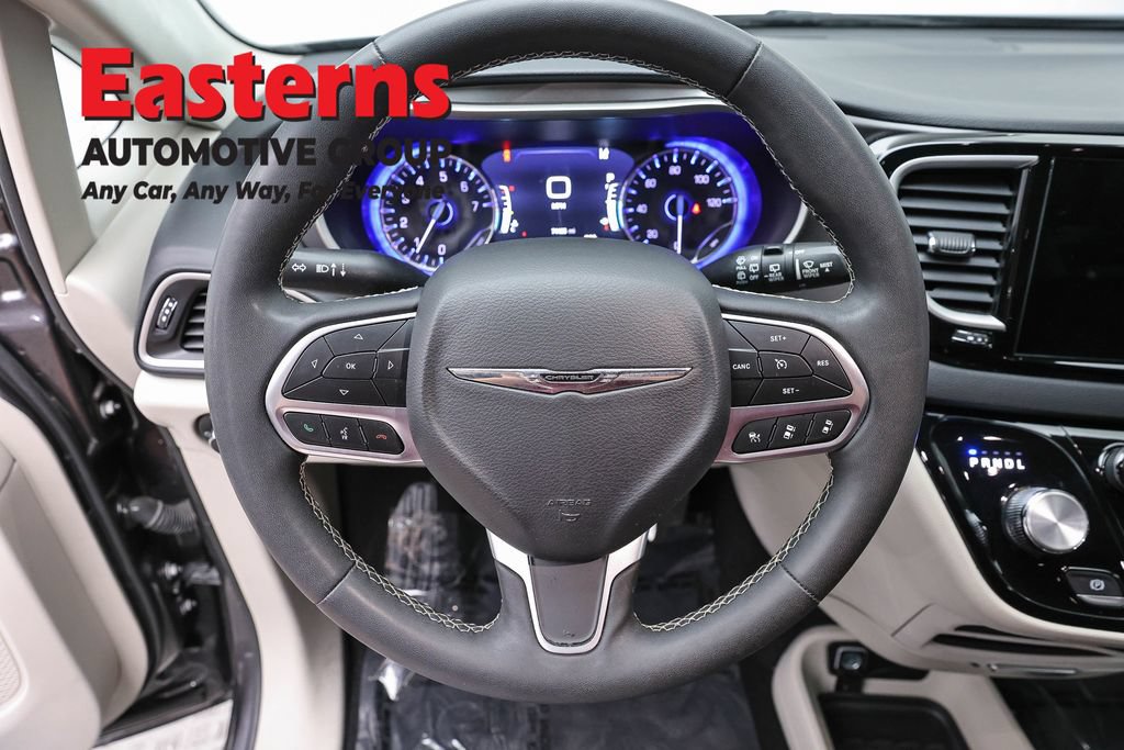 Used 2023 Chrysler Pacifica Touring-L FWD image 10