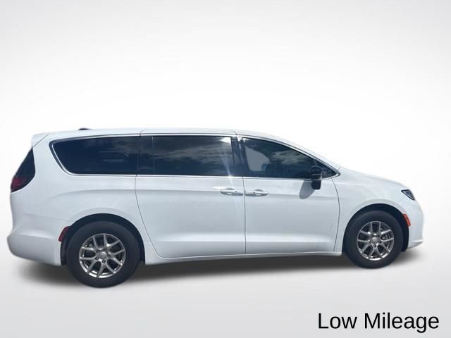 Used 2026 Chrysler Pacifica Select image 5