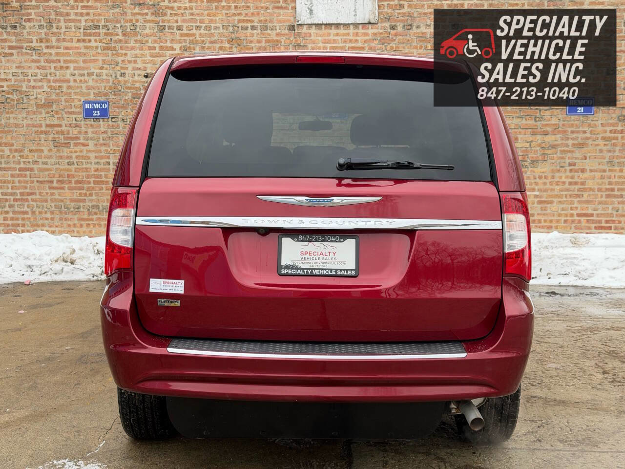 Used 2014 Chrysler Town & Country Touring image 9