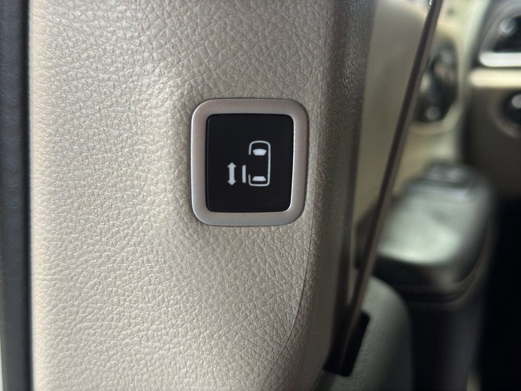 Used 2024 Chrysler Pacifica Touring-L image 15