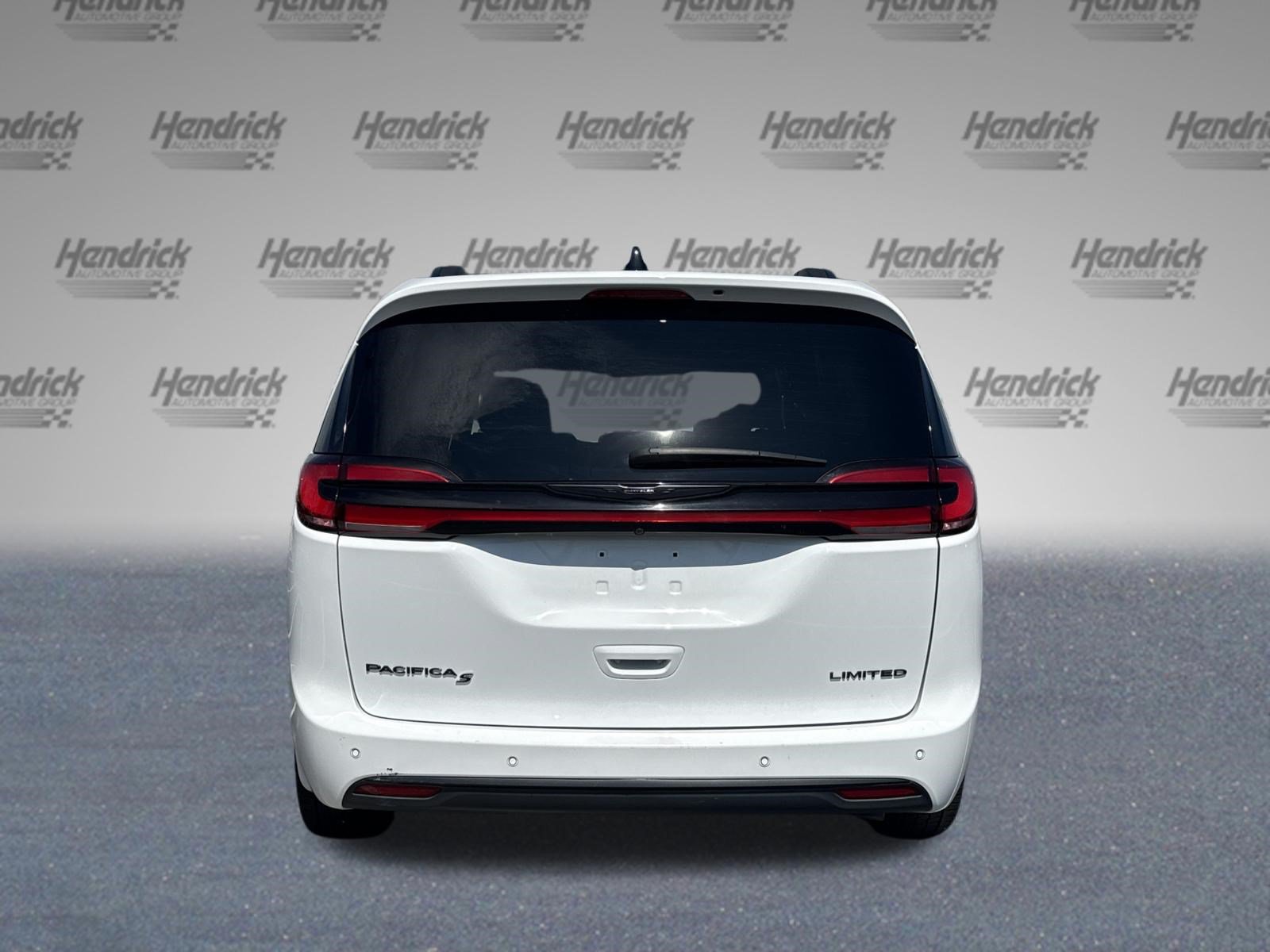 Used 2025 Chrysler Pacifica Limited FWD image 8