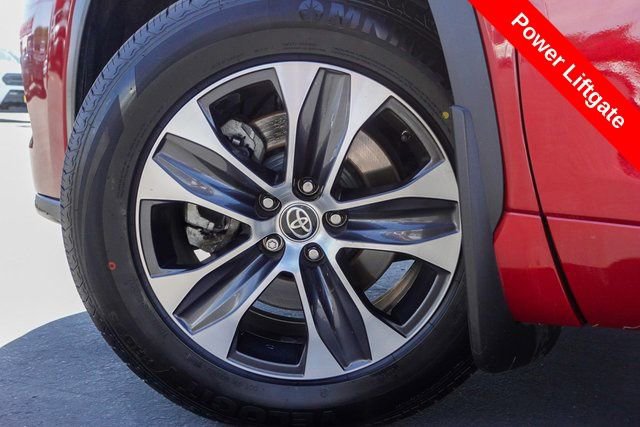 Certified 2023 Toyota Highlander XLE image 13