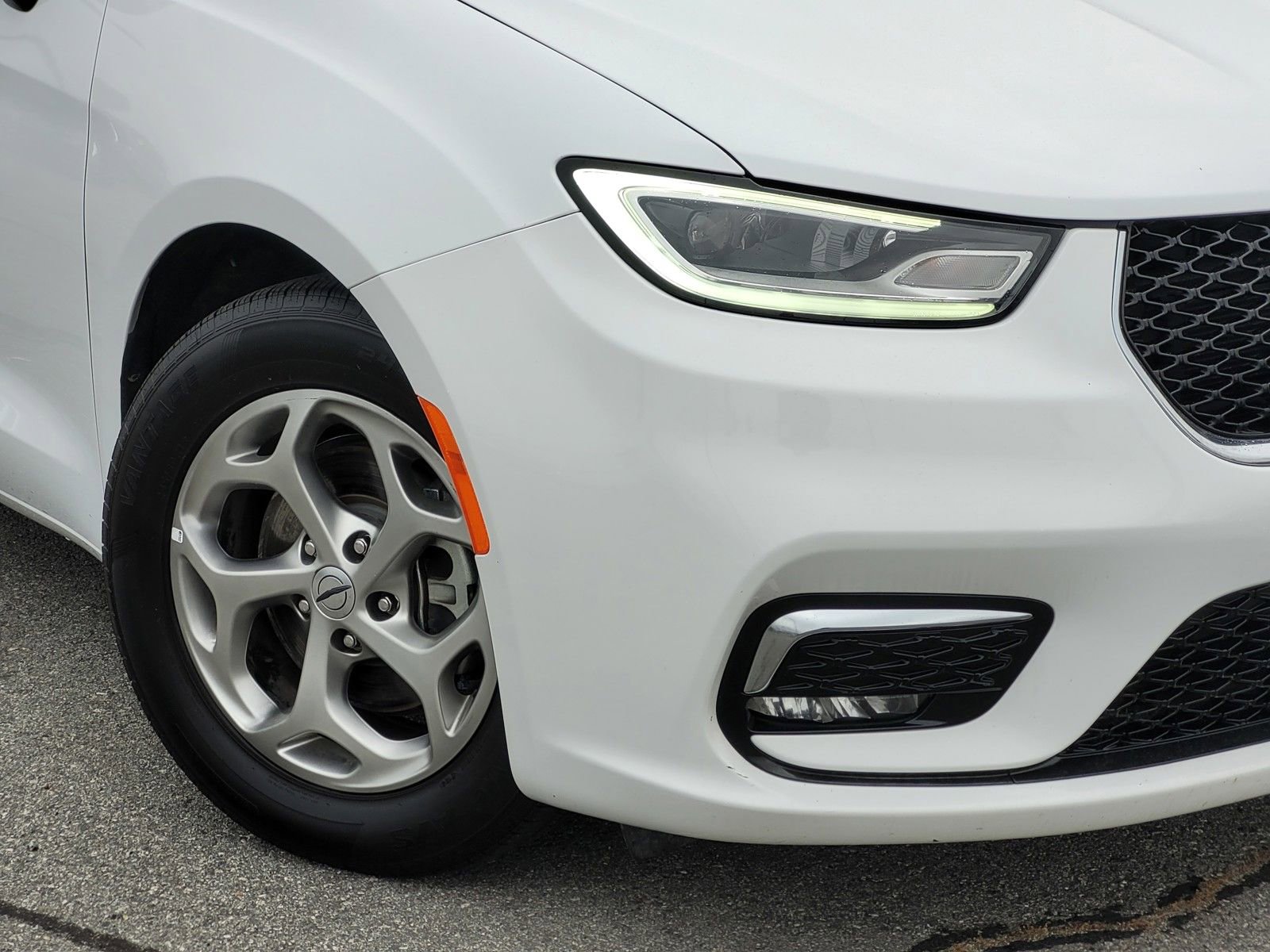 Used 2024 Chrysler Pacifica Limited image 9