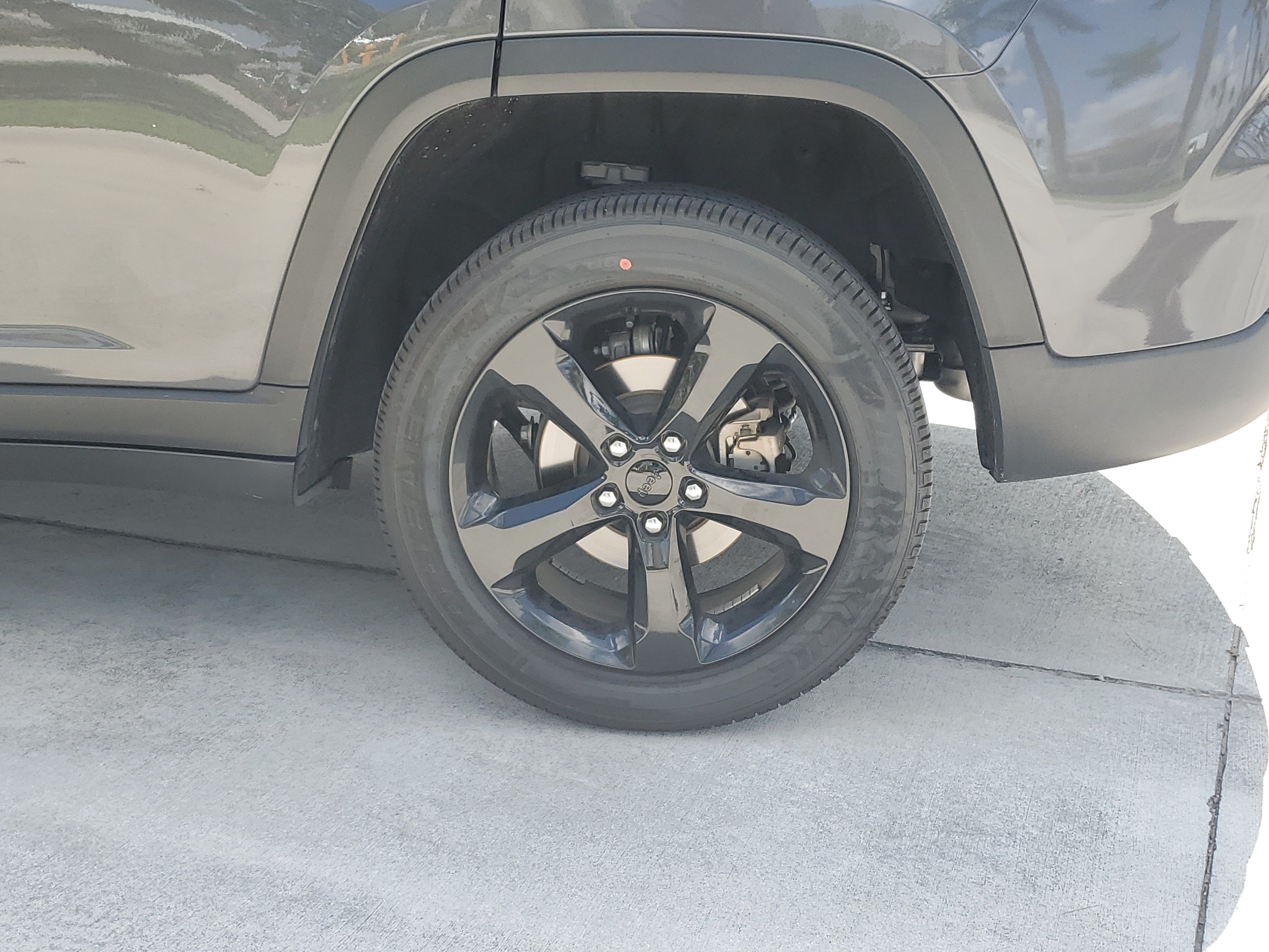 Used 2024 Jeep Grand Cherokee Altitude RWD image 4