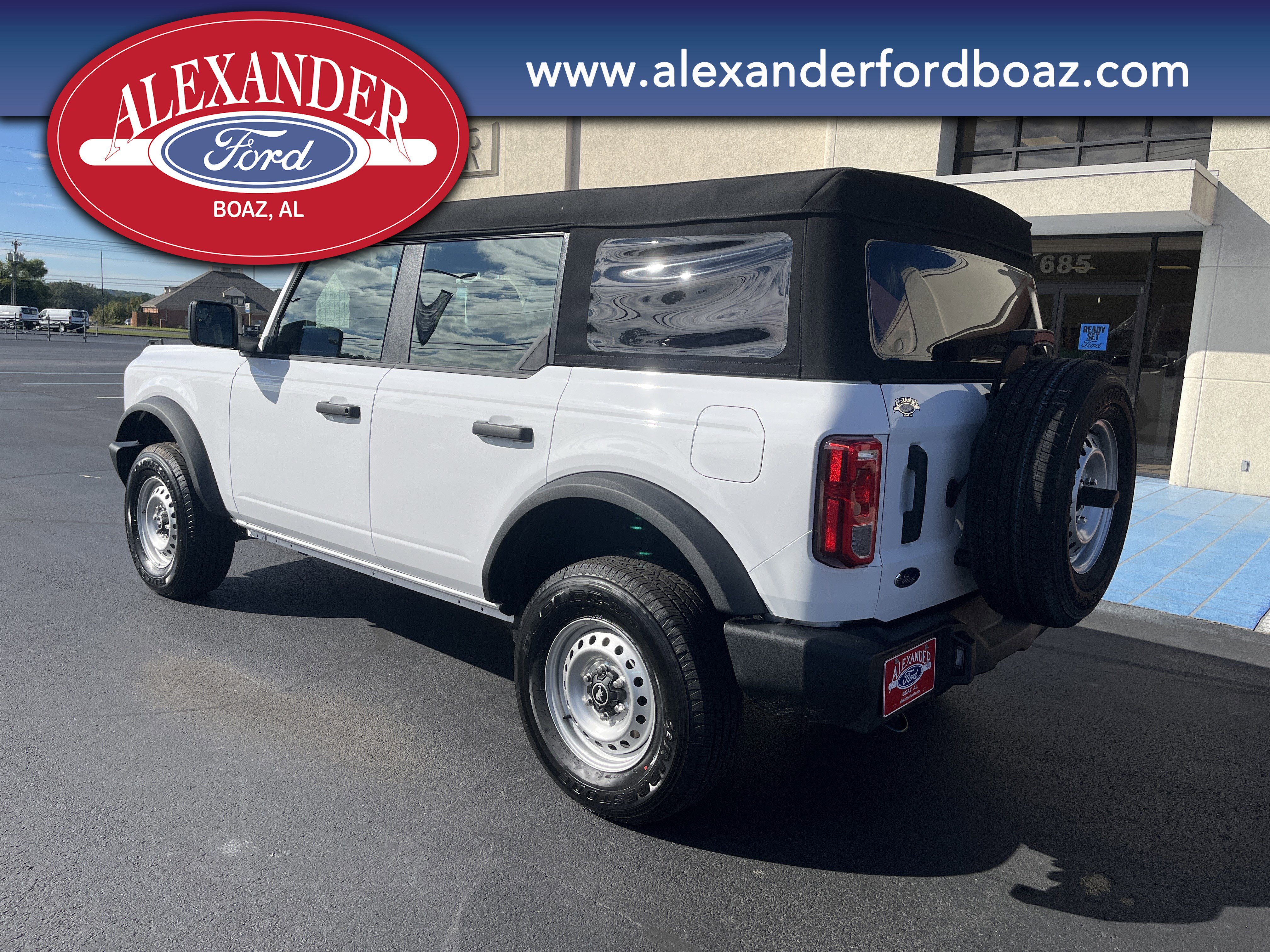 New 2025 Ford Bronco 4-Door image 2