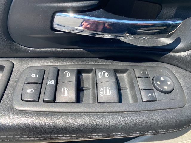 Used 2016 Dodge Grand Caravan SXT FWD image 16