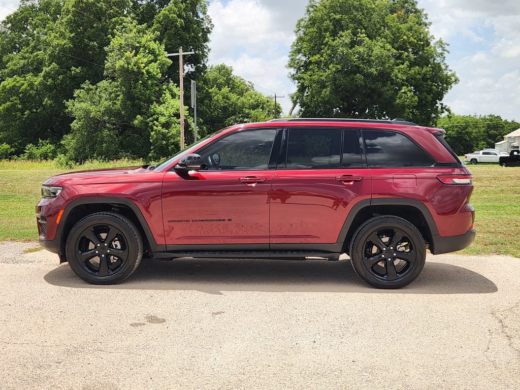 Used 2022 Jeep Grand Cherokee Altitude AWD/4WD image 3