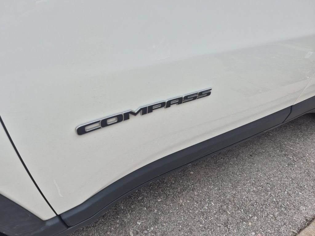 Used 2018 Jeep Compass Latitude FWD image 5