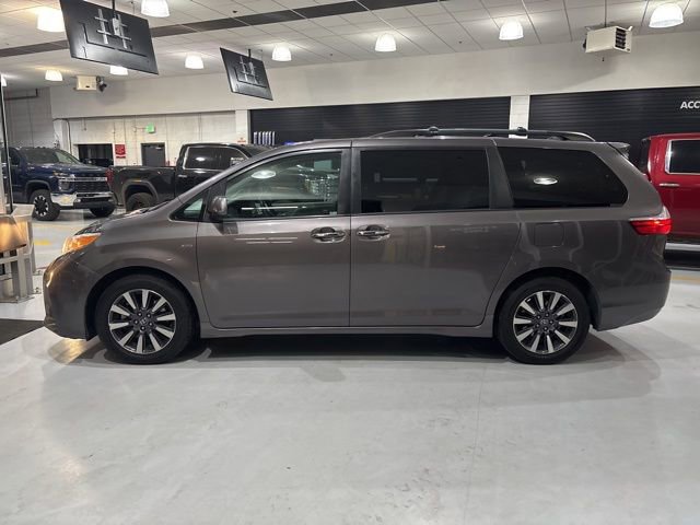 Used 2019 Toyota Sienna XLE image 3
