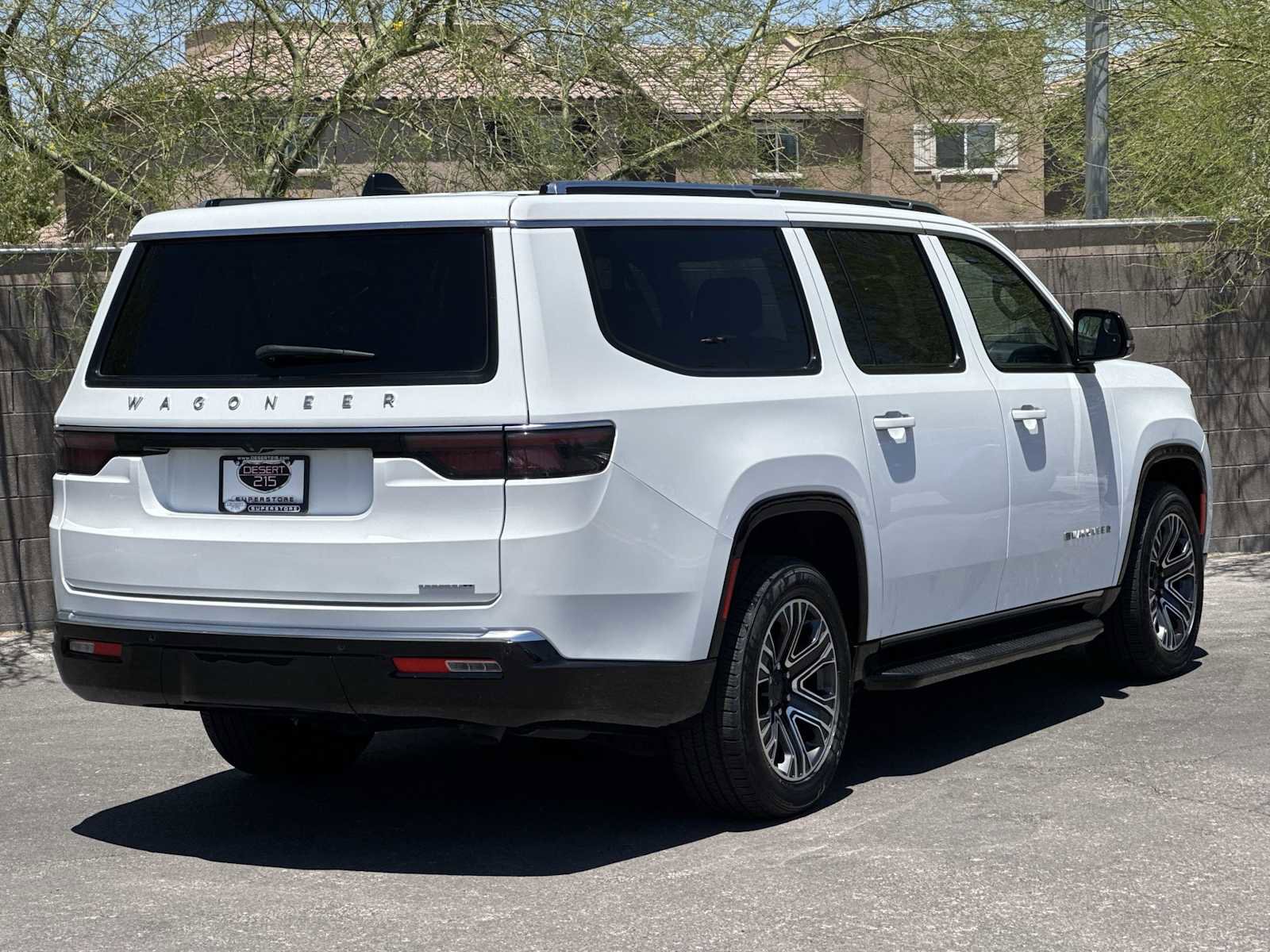 Used 2024 Jeep Wagoneer L Series II RWD image 8