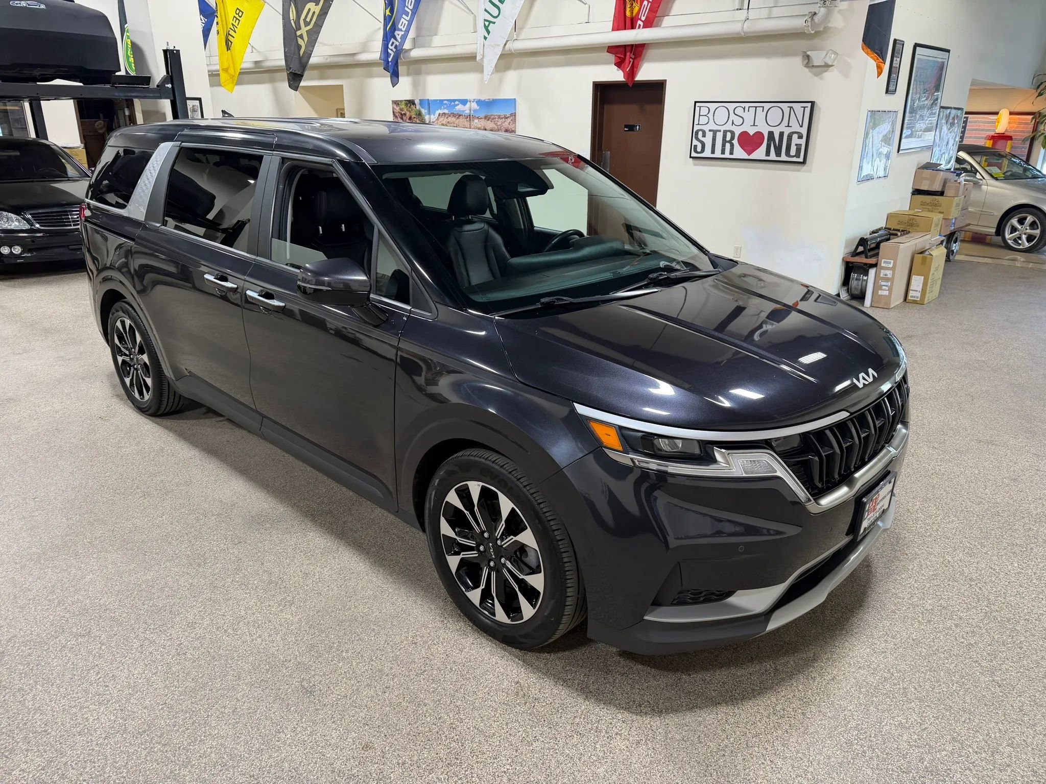 Used 2023 Kia Carnival EX FWD image 4