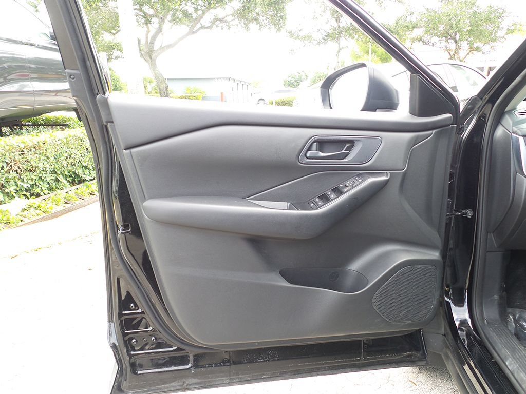 Used 2024 Nissan Rogue S FWD image 19