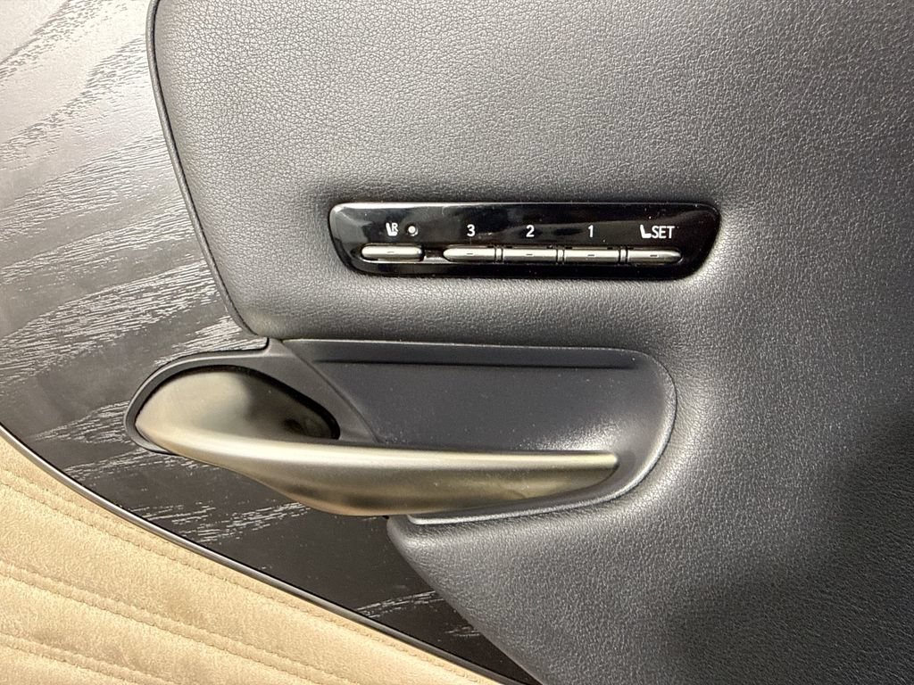 Used 2021 Lexus LS 500 w/ Accessory Package (Z2) RWD image 27