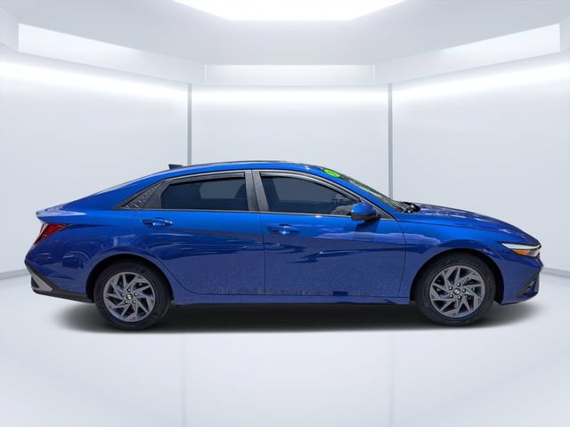 Used 2024 Hyundai Elantra SEL FWD image 2