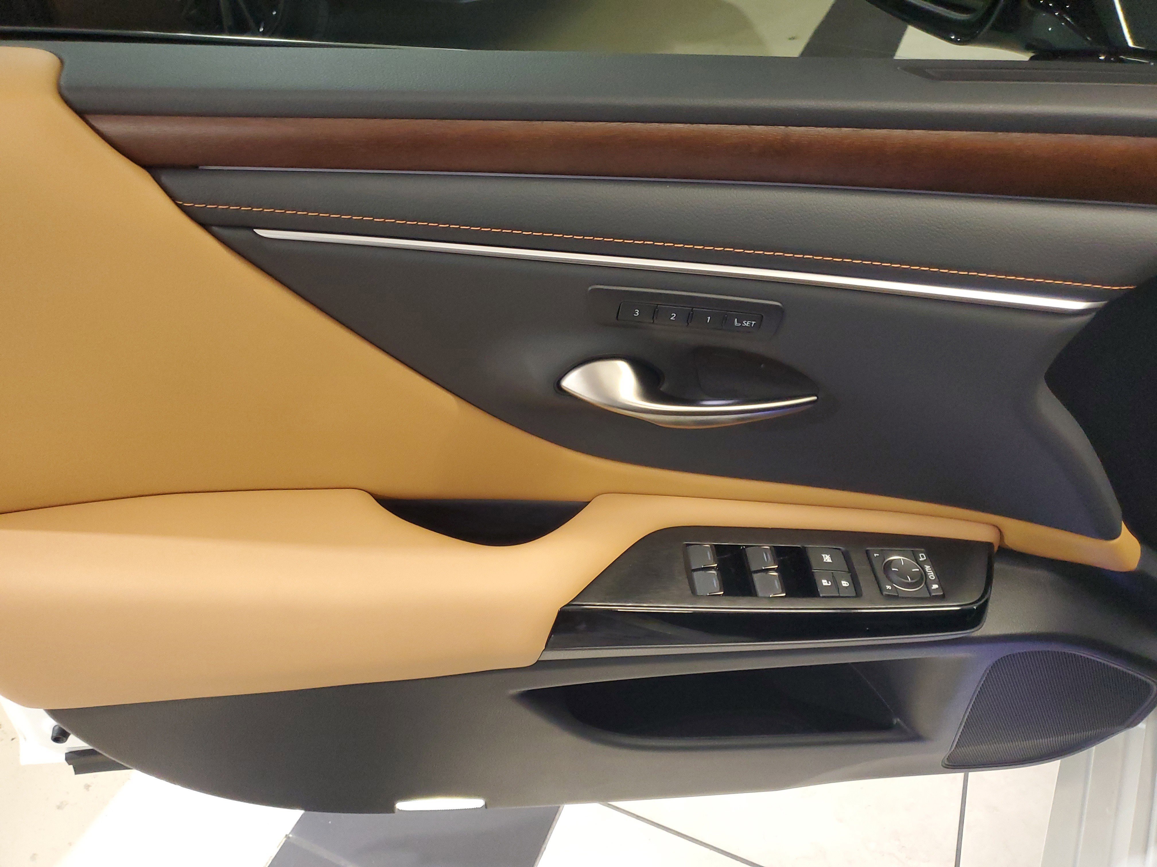 Used 2025 Lexus ES 300h w/ Premium Package image 21