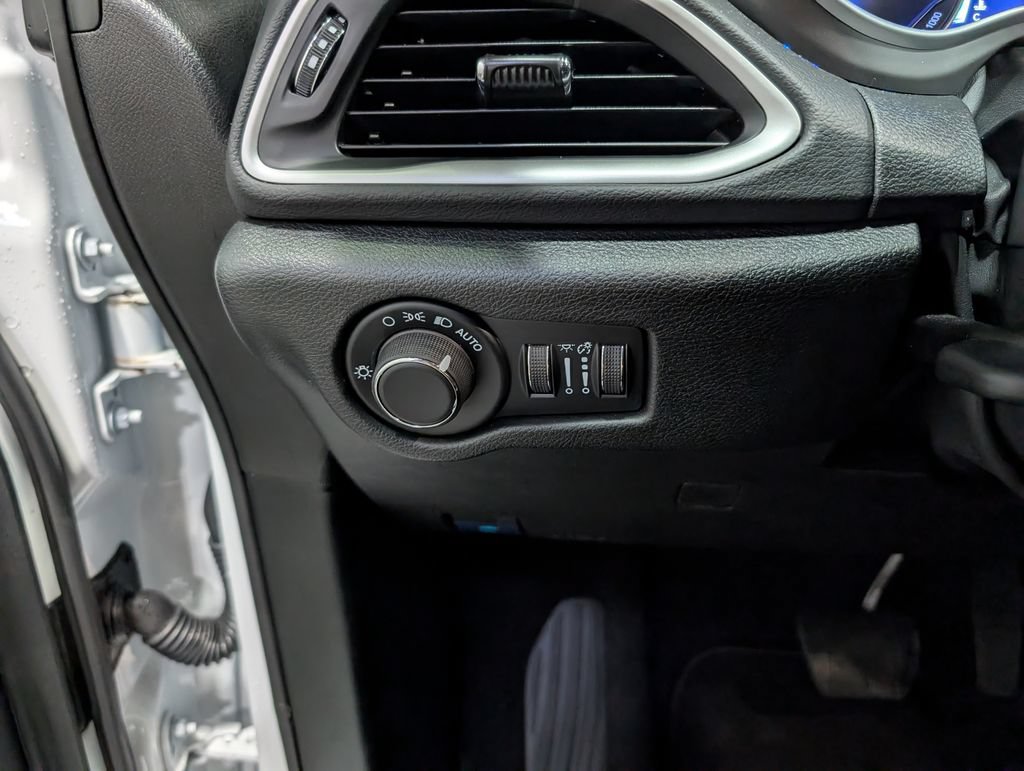 Used 2027 Chrysler Pacifica Select FWD image 20